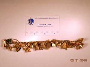 GOLD BRACELET WITH 32 CHARMS